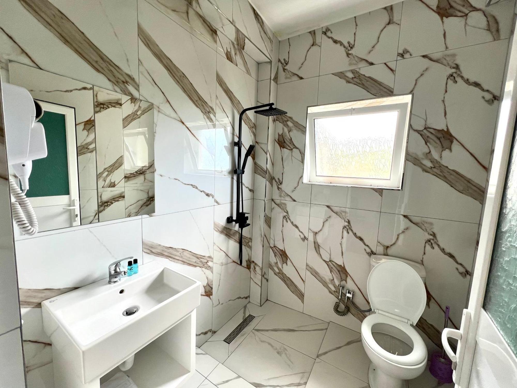 Redi'S Seaview Apartments ساراندا المظهر الخارجي الصورة