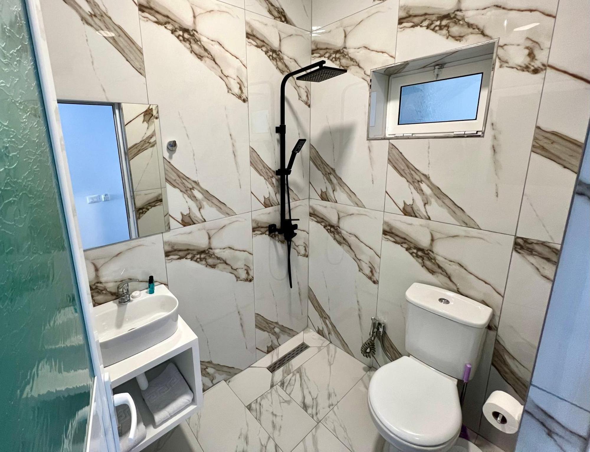 Redi'S Seaview Apartments ساراندا المظهر الخارجي الصورة
